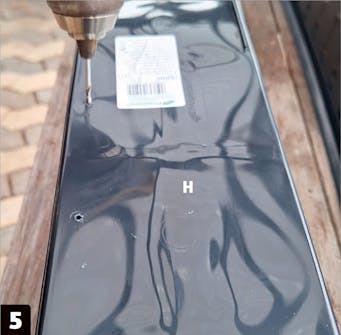 Vertikal hage: Bor hull til drenering i to altankasser Vertikal hage: Bor hull til drenering i to altankasser